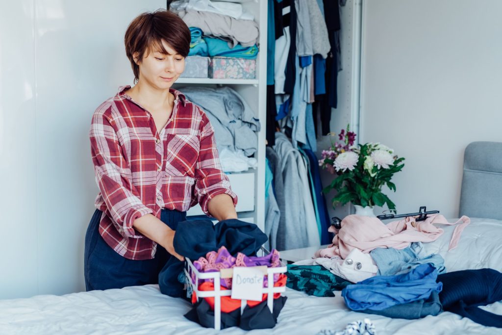 kobieta pakująca bagaż