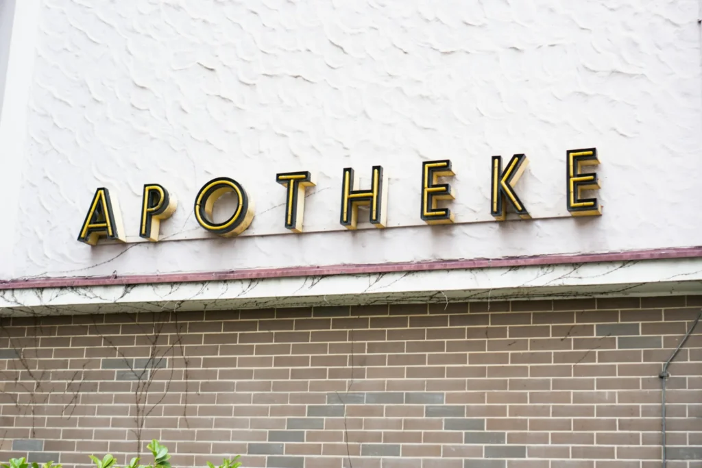 Szyld niemieckiej apteki z napisem Apotheke